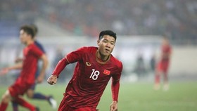Ha Duc Chinh (number 18) scores the first goal for Vietnam (Source: VNA)