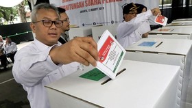 General Elections Commission (KPU) chairman Arief Budiman casts a ballot during a mock voting day at the KPU compound in Jakarta on April 9 (Photo: Jakarta Post)