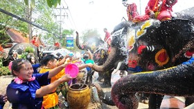 Thai people celebrate the Songkran festival in Ayutthaya city on April 11 (Photo: Xinhua/VNA)