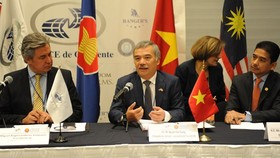 Vietnamese Ambassador to Mexico Nguyen Hoai Duong (C) speaks at the forum (Photo: VNA)