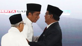 Indonesian President Joko Widodo (second from left), and presidential candidate Prabowo Subianto after their last presidential debate in Jakarta on April 13 (Source: asia.nikkei.com)
