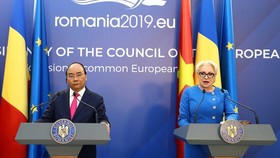 Prime Minister Nguyen Xuan Phuc (L) and Romanian Prime Minister Viorica Dancila at the joint press conference following their talks in Bucharest on April 15 (Photo: VNA)
