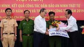 HCMC leaders award certificate of merit, flower and bonus to police agencies for busting a drug trafficking ring and seizing over 1.1 tons of meth (Photo: SGGP)