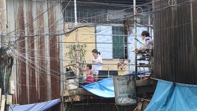 Many residents affected by Thu Thiem New Urban Area project in HCM City’s District 2 are still suffering from poor living conditions in the An Phu Area (Source: VNA)