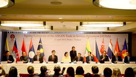 At the signing ceremony of the ASEAN Trade in Services Agreement (Photo: VNA)