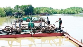 Border army force deters an illegal sand mining case in Can Gio in March 2019 (Photo: SGGP)
