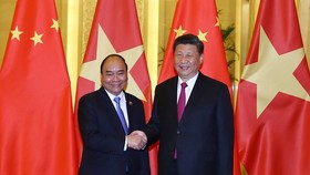 Prime Minister Nguyen Xuan Phuc (L) meets with General Secretary of the Communist Party of China and President of China Xi Jinping in Beijing on April 25 (Photo: VNA)