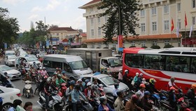 Holiday vehicles crowd streets in Da Lat city