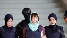 Doan Thi Huong (centre) was escorted to leave Malaysia’s Shah Alam High Court on April 1 (Photo: Xinhua/VNA)