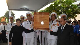 Prime Minister Nguyen Xuan Phuc and Chairwoman of the National Assembly Nguyen Thi Kim Ngan send former President Le Duc Anh to the final resting place (Photo: SGGP)