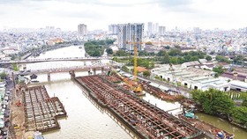 The construction site of an item to prevent tidal water from the Saigon river from entering Te, Doi, Tau Hu and Ben Nghe canals (Photo: SGGP)