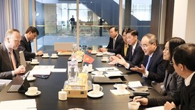 HCMC Party Secretary Nguyen Thien Nhan talks to Mr. Roald Lapperre, Dutch Deputy Minister of Infrastructure and Water Management (Photo: SGGP)