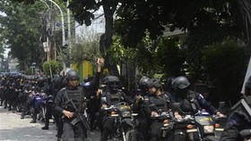 Indonesian police patrol Jakarta in May 22 (Photo: Xinhua/VNA)
