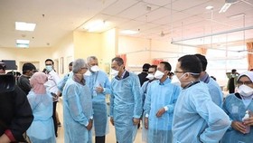 Malaysian officials discuss the strange disease that killed 14 Batek indigenous people (Photo: Malaysiakini/VNA)