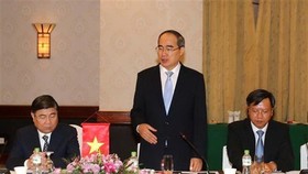Secretary of the Ho Chi Minh City Party Committee Nguyen Thien Nhan speaks at the talks (Photo: VNA)