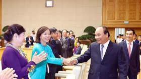Prime Minister Nguyen Xuan Phuc (R) greets representatives from the Vietnam Private Business Association at the event in Hanoi on June 17 (Photo: VNA)