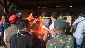 Bodies of the victim are brought on shore (Photo: AFP)