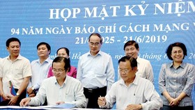 HCMC leaders witness the signing of the communication coordination program between the city Party Committee’s Propaganda and Education Board and press agencies on June 19 (Photo: SGGP)