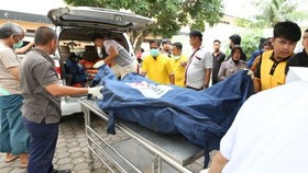 Bodies of the victims were transported to the hospital (Photo: Reuters)