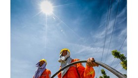 Electric workers under the scorching heat (Photo: EVN)