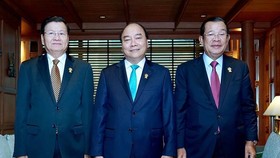 From left: Lao Prime Minister Thongloun Sisoulith, Vietnamese PM Nguyen Xuan Phuc and Cambodian PM Hun Sen before the working session in Bangkok on June 23 (Photo: VNA)