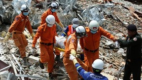 Rescuers work at the site of the building collapse (Photo: AFP/VNA)