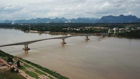 The water level in the Mekong river falls to the lowest level in 10 years. (Photo: bangkokpost.com)