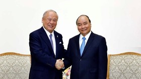 Prime Minister Nguyen Xuan Phuc (R) and special advisor to the Japan-Vietnam Friendship Parliamentary Alliance Tsutomu Takebe (Photo: VNA)
