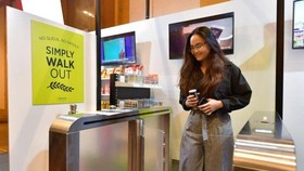A guest at an unmanned booth by Pick & Go at 2019 Singapore Retail Industry Conference and Exhibition. (Source: The Straits Times/NG SOR LUAN)
