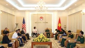 The meeting between Deputy Chief of the General Staff of the Vietnam People’s Army Sen. Lt. Gen. Pham Ngoc Minh and US Senator Tammy Duckworth in Hanoi on August 20 (Photo: bienphong.com.vn)