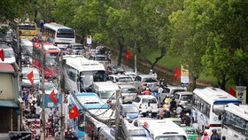 Vehicles tailing each other on holidays and weekends