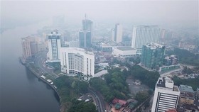 Smog covers Kuching in Sarawak state of Malaysia's Borneo island (Photo: AFP/VNA)