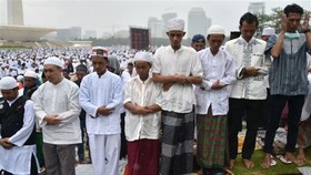 People in Indonesia pray for rain (Photo: AFP/VNA)