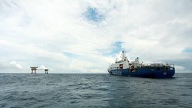 A Vietnam Coast Guard ship is on mission around the DK1/15 oil rig. (Photo: VNA)