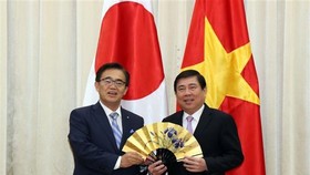 Chairman of HCM City People’s committee Nguyen Thanh Phong (R) receives a souvenir from Governor of Japan’s Aichi prefecture Hideaki Ohmura (Photo: VNA)