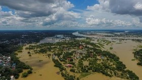 Floods in the last two weeks have submerged homes, roads, and bridges in northeastern Thailand (Photo: AFP/VNA)