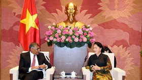 National Assembly Chairwoman Nguyen Thi Kim Ngan (R) and Chief Justice of the Supreme Court of Singapore Sundaresh Menon at the meeting in Hanoi on September 16 (Photo: VNA)