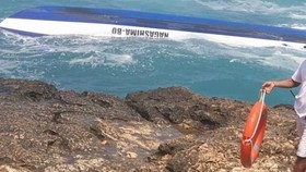 The tourist vessel flips near Devil's Tear cove, east of Bali island (Photo: news.detik.com)
