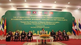 Cambodian Prime Minister Hun Sen (C) and delegates from the CLMTV countries at the opening ceremony (Photo: VNA)