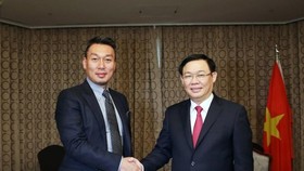 Deputy Prime Minister Vuong Dinh Hue (R) and Director of the RoK’s Alliex Technology Company Park Byounggun (Photo: VNA)
