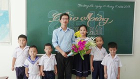 Thầy Bành Hữu Tình và các học sinh trong lớp học đặc biệt