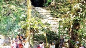 Du khách đến hang Tham Luang