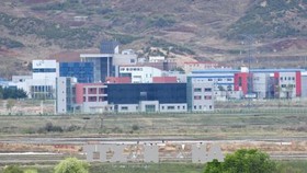 Khu công nghiệp chung Kaesong nhìn từ Paju, Hàn Quốc. Ảnh: AFP/TTXVN