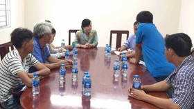Các hộ dân canh tác ở đất vườn rau Tân Bình đang kê khai, nhận tiền hỗ trợ tại UBND phường 6, quận Tân Bình