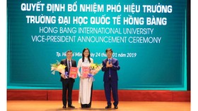 PGS.TS Trần Mạnh Hà và TS. Nguyễn Thị Thu Hà nhận quyết định Phó Hiệu trưởng HIU từ PGS.TS Thái Bá Cần – Phó Tổng giám đốc phát triển đại học của Tập đoàn Nguyễn Hoàng 