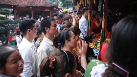 Hàng vạn người đổ về chùa Hương (Hà Nội) trong ngày khai hội gây tình trạng ách tắc cục bộ. Ảnh: THU HÀ