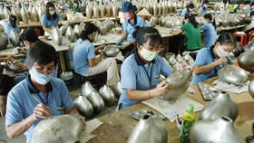 Sản xuất sử dụng nhiều lao động tại một doanh nghiệp FDI. Ảnh: THÀNH TRÍ