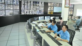 Theo dõi tình hình lưu thông trên đường tại Trung tâm Giám sát và điêu khiển giao thông. Ảnh: THÀNH TRÍ