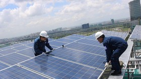 Lắp ráp hệ thống điện mặt trời tại trụ sở EVNHCMC