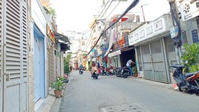 Đường Duy Tân nay đã rộng 8m, không chỉ giao thông thuận lợi mà kinh tế của người dân cũng khá hơn. Ảnh: THU HƯỜNG